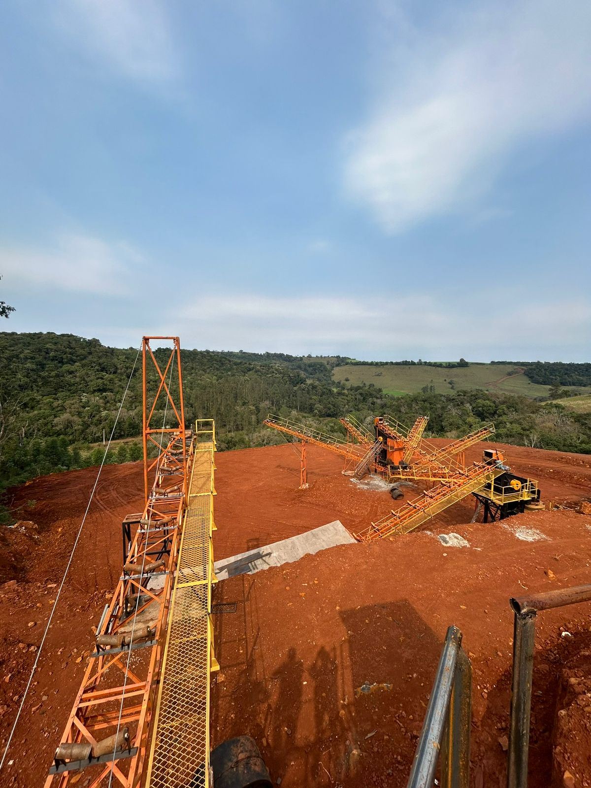 Estruturas metálicas e esteiras de unidade de mineração em execução